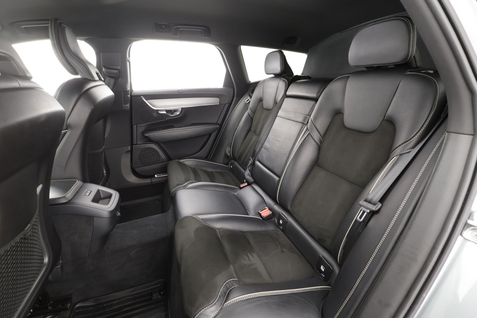 Volvo V90 2019 D3 R-Design aut - Webasto | HUD | ACC | Full-LED | Sportpenkit | Kamera | Kaistavahti | Navi | Keyless  | R-Design sisä- ja ulkopaketti | Kahdet renkaat alumiinivanteilla | Merkkihuollettu 
