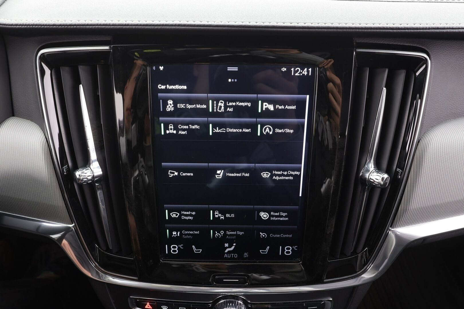 Volvo V90 2019 D3 R-Design aut - Webasto | HUD | ACC | Full-LED | Sportpenkit | Kamera | Kaistavahti | Navi | Keyless  | R-Design sisä- ja ulkopaketti | Kahdet renkaat alumiinivanteilla | Merkkihuollettu 