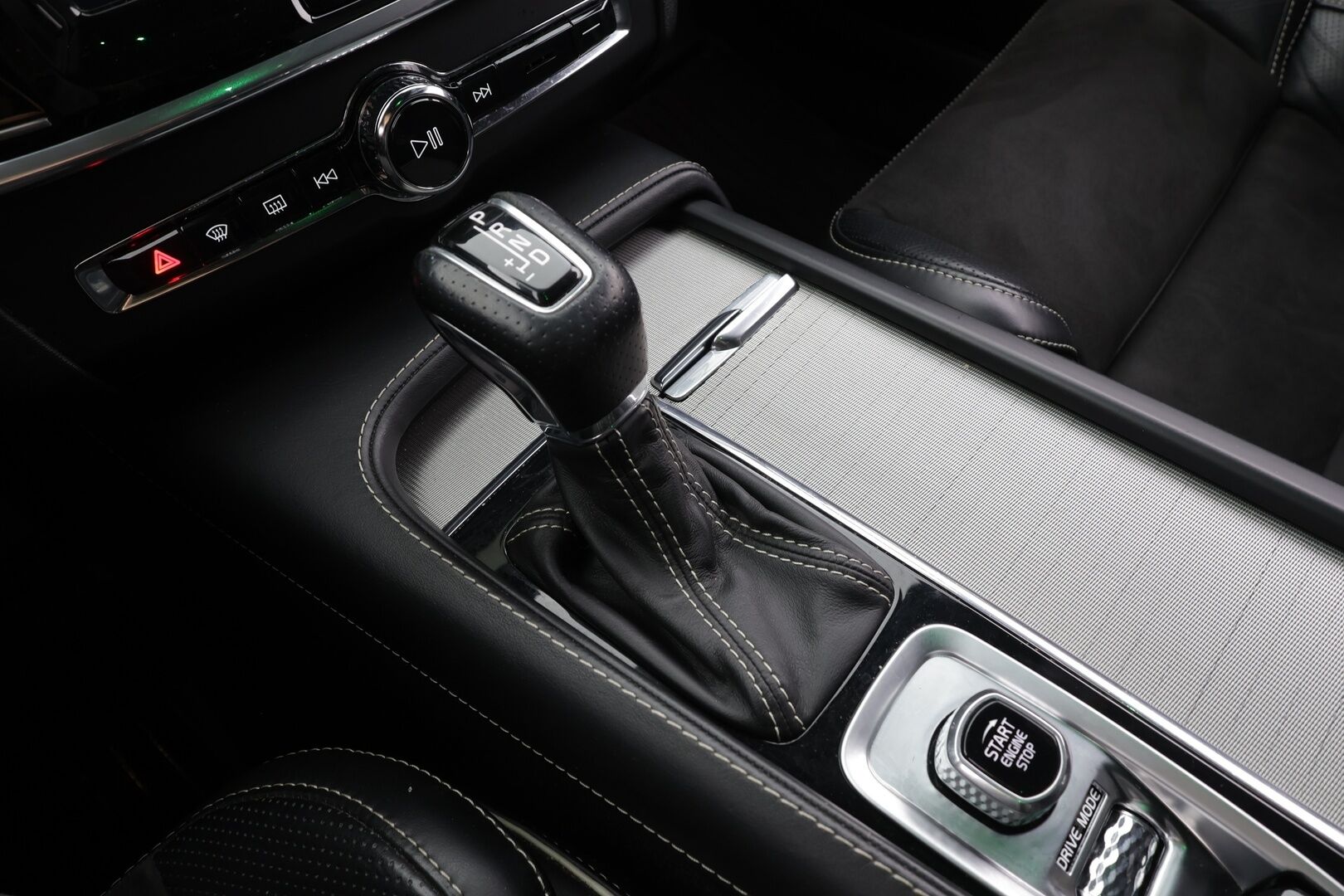 Volvo V90 2019 D3 R-Design aut - Webasto | HUD | ACC | Full-LED | Sportpenkit | Kamera | Kaistavahti | Navi | Keyless  | R-Design sisä- ja ulkopaketti | Kahdet renkaat alumiinivanteilla | Merkkihuollettu 