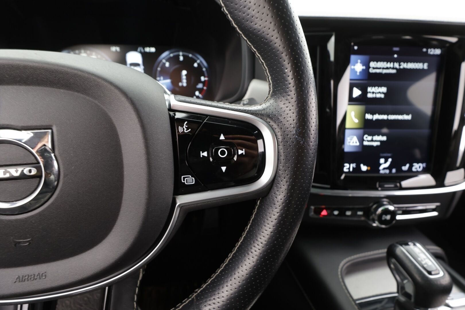 Volvo V90 2019 D3 R-Design aut - Webasto | HUD | ACC | Full-LED | Sportpenkit | Kamera | Kaistavahti | Navi | Keyless  | R-Design sisä- ja ulkopaketti | Kahdet renkaat alumiinivanteilla | Merkkihuollettu 