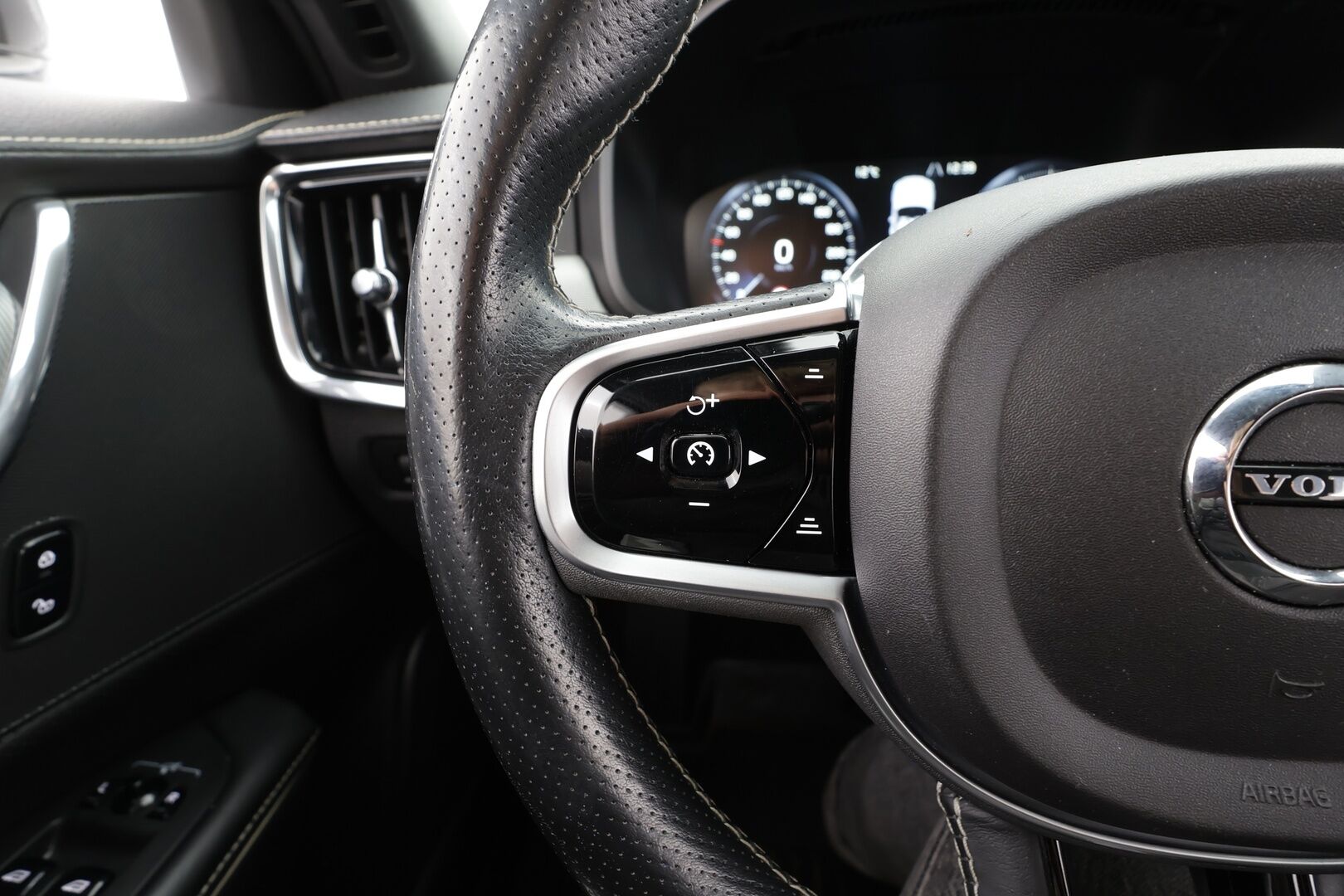 Volvo V90 2019 D3 R-Design aut - Webasto | HUD | ACC | Full-LED | Sportpenkit | Kamera | Kaistavahti | Navi | Keyless  | R-Design sisä- ja ulkopaketti | Kahdet renkaat alumiinivanteilla | Merkkihuollettu 