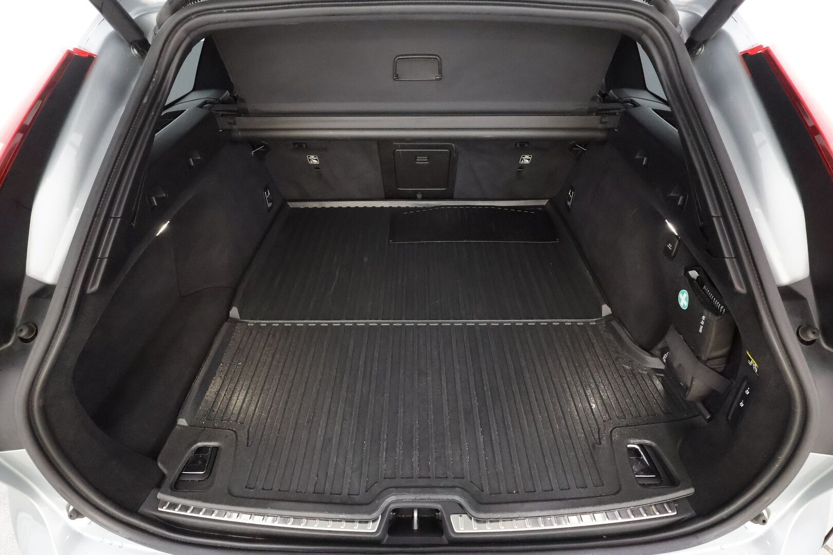 Volvo V90 2019 D3 R-Design aut - Webasto | HUD | ACC | Full-LED | Sportpenkit | Kamera | Kaistavahti | Navi | Keyless  | R-Design sisä- ja ulkopaketti | Kahdet renkaat alumiinivanteilla | Merkkihuollettu 