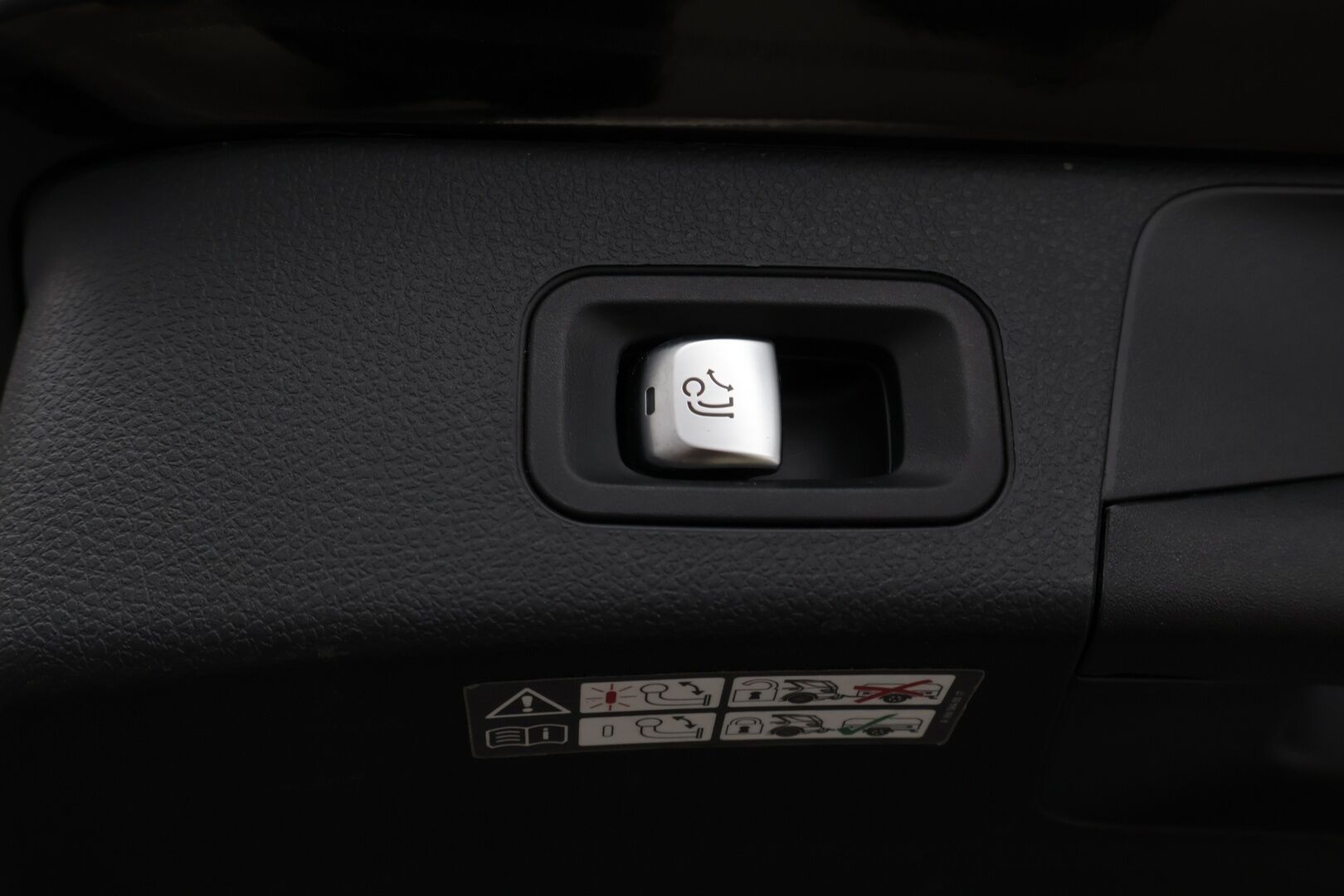 MERCEDES-BENZ C 2021 300e A Premium Business EQ Power * Vetokoukku / Peruutuskamera / Navi / Sähköluukku / LED High Performance / - Puolinahkasisusta / Sporttipenkit / Juuri tullut Tampereelle!