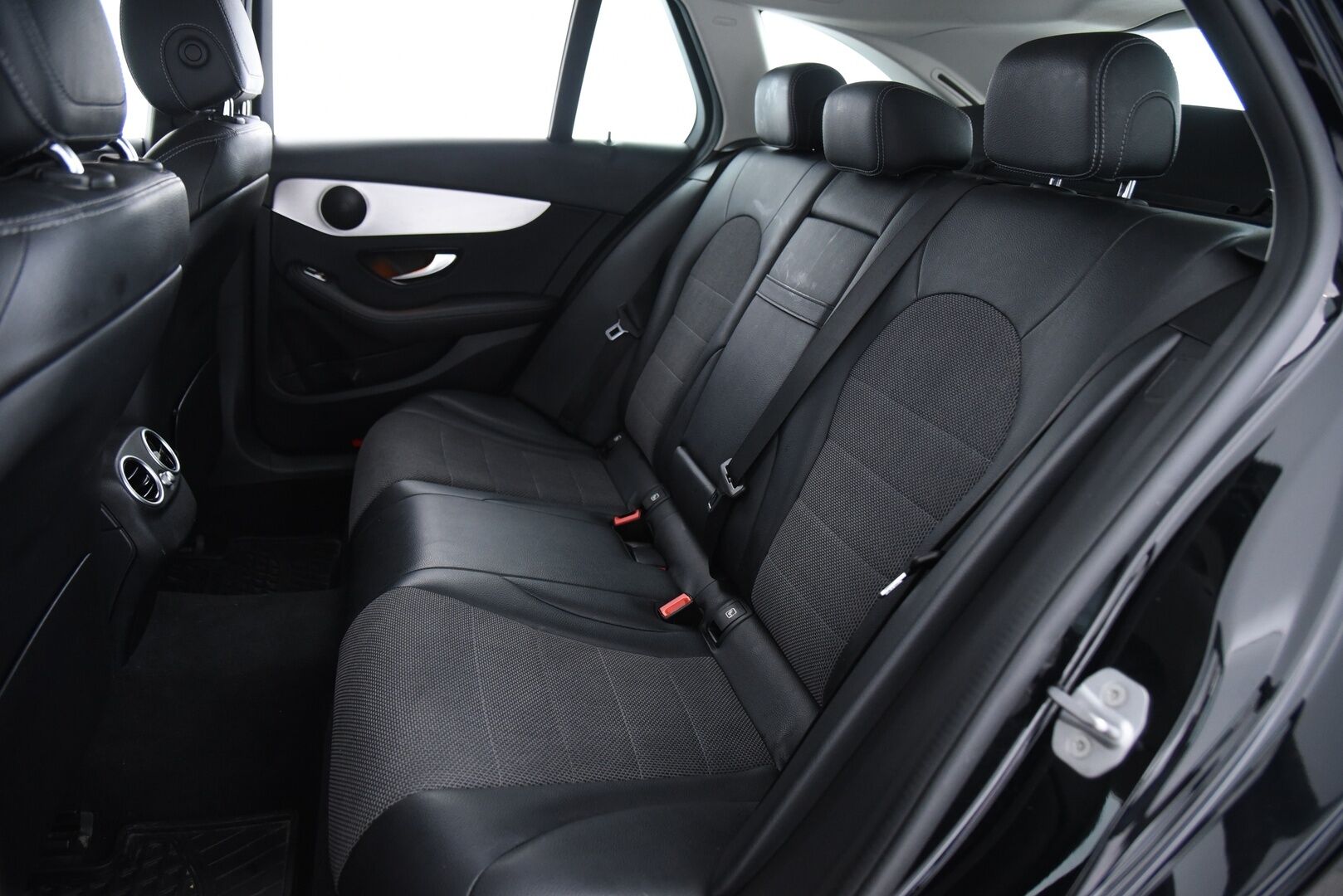 MERCEDES-BENZ C 2021 300e A Premium Business EQ Power * Vetokoukku / Peruutuskamera / Navi / Sähköluukku / LED High Performance / - Puolinahkasisusta / Sporttipenkit / Juuri tullut Tampereelle!