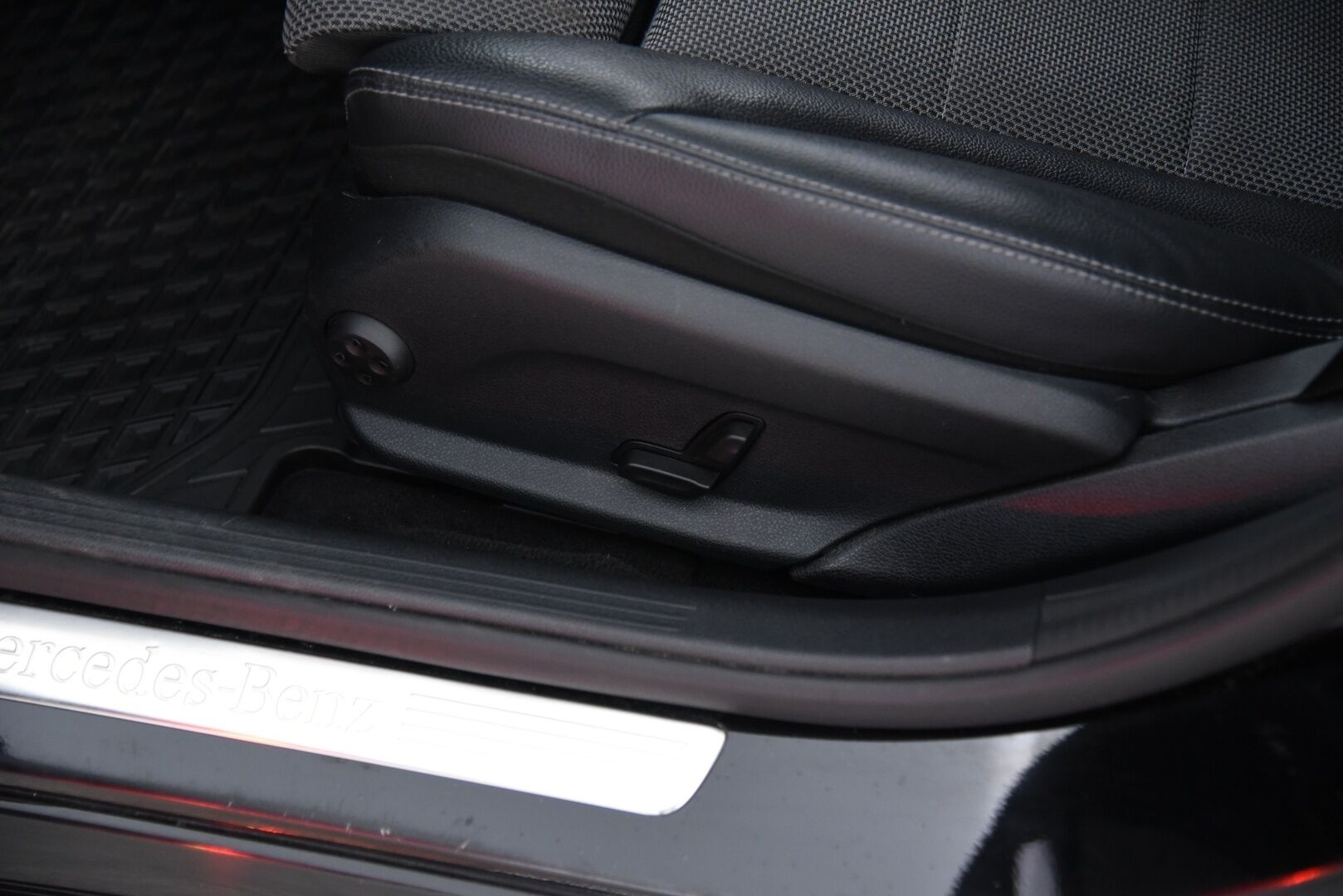 MERCEDES-BENZ C 2021 300e A Premium Business EQ Power * Vetokoukku / Peruutuskamera / Navi / Sähköluukku / LED High Performance / - Puolinahkasisusta / Sporttipenkit / Juuri tullut Tampereelle!