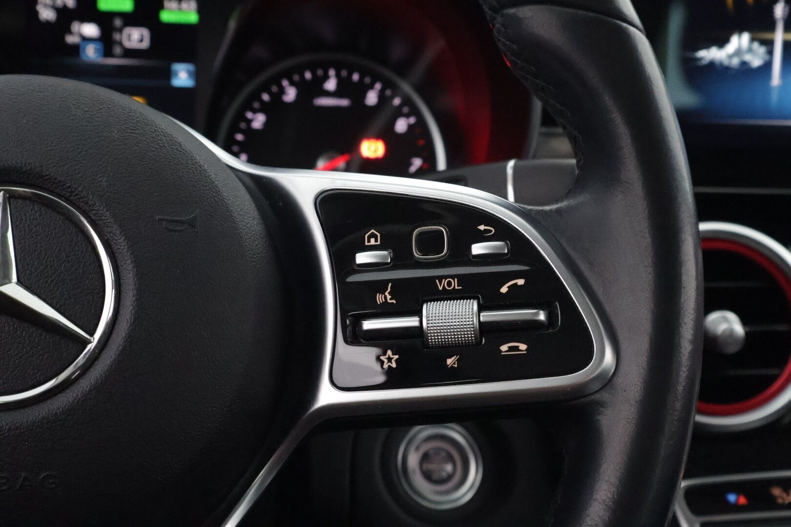 MERCEDES-BENZ C 2021 300e A Premium Business EQ Power * Vetokoukku / Peruutuskamera / Navi / Sähköluukku / LED High Performance / - Puolinahkasisusta / Sporttipenkit / Juuri tullut Tampereelle!