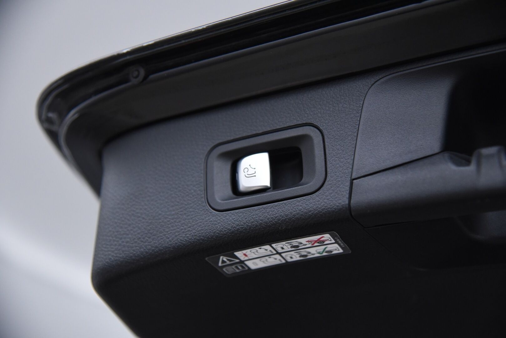 MERCEDES-BENZ C 2021 300e A Premium Business EQ Power * Vetokoukku / Peruutuskamera / Navi / Sähköluukku / LED High Performance / - Puolinahkasisusta / Sporttipenkit / Juuri tullut Tampereelle!