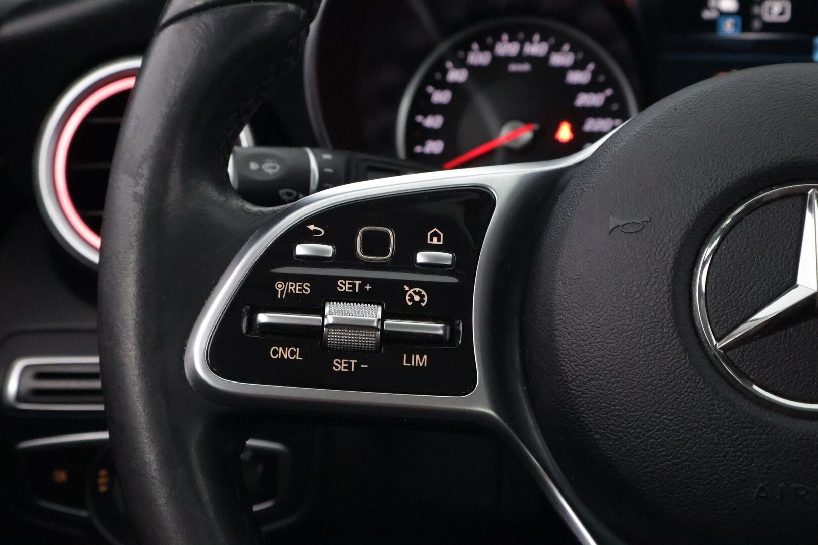 MERCEDES-BENZ C 2021 300e A Premium Business EQ Power * Vetokoukku / Peruutuskamera / Navi / Sähköluukku / LED High Performance / - Puolinahkasisusta / Sporttipenkit / Juuri tullut Tampereelle!