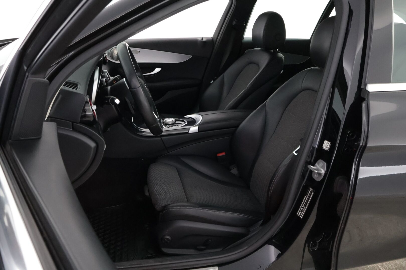 MERCEDES-BENZ C 2021 300e A Premium Business EQ Power * Vetokoukku / Peruutuskamera / Navi / Sähköluukku / LED High Performance / - Puolinahkasisusta / Sporttipenkit / Juuri tullut Tampereelle!