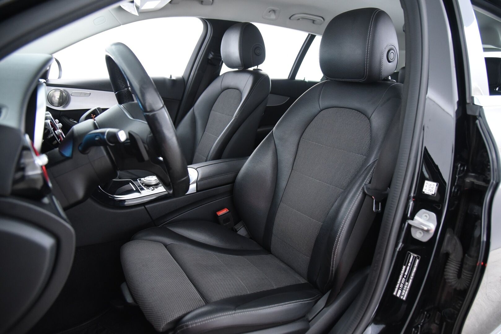 MERCEDES-BENZ C 2021 300e A Premium Business EQ Power * Vetokoukku / Peruutuskamera / Navi / Sähköluukku / LED High Performance / - Puolinahkasisusta / Sporttipenkit / Juuri tullut Tampereelle!