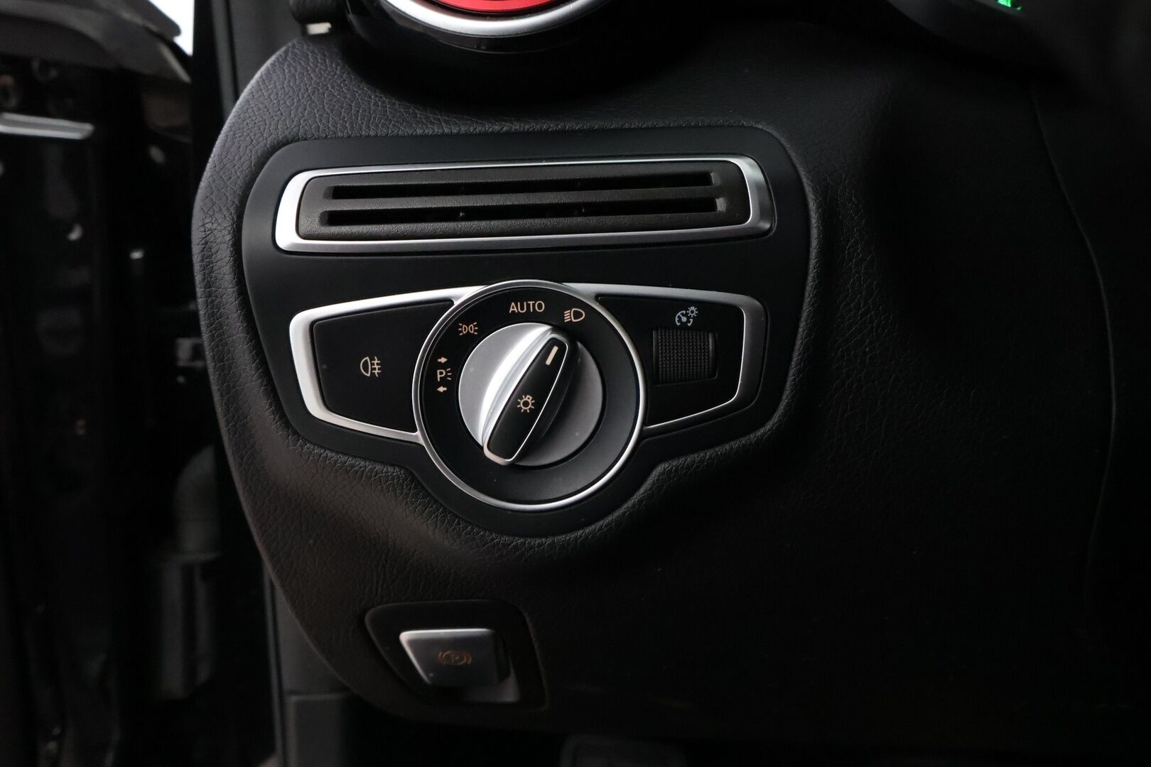 MERCEDES-BENZ C 2021 300e A Premium Business EQ Power * Vetokoukku / Peruutuskamera / Navi / Sähköluukku / LED High Performance / - Puolinahkasisusta / Sporttipenkit / Juuri tullut Tampereelle!