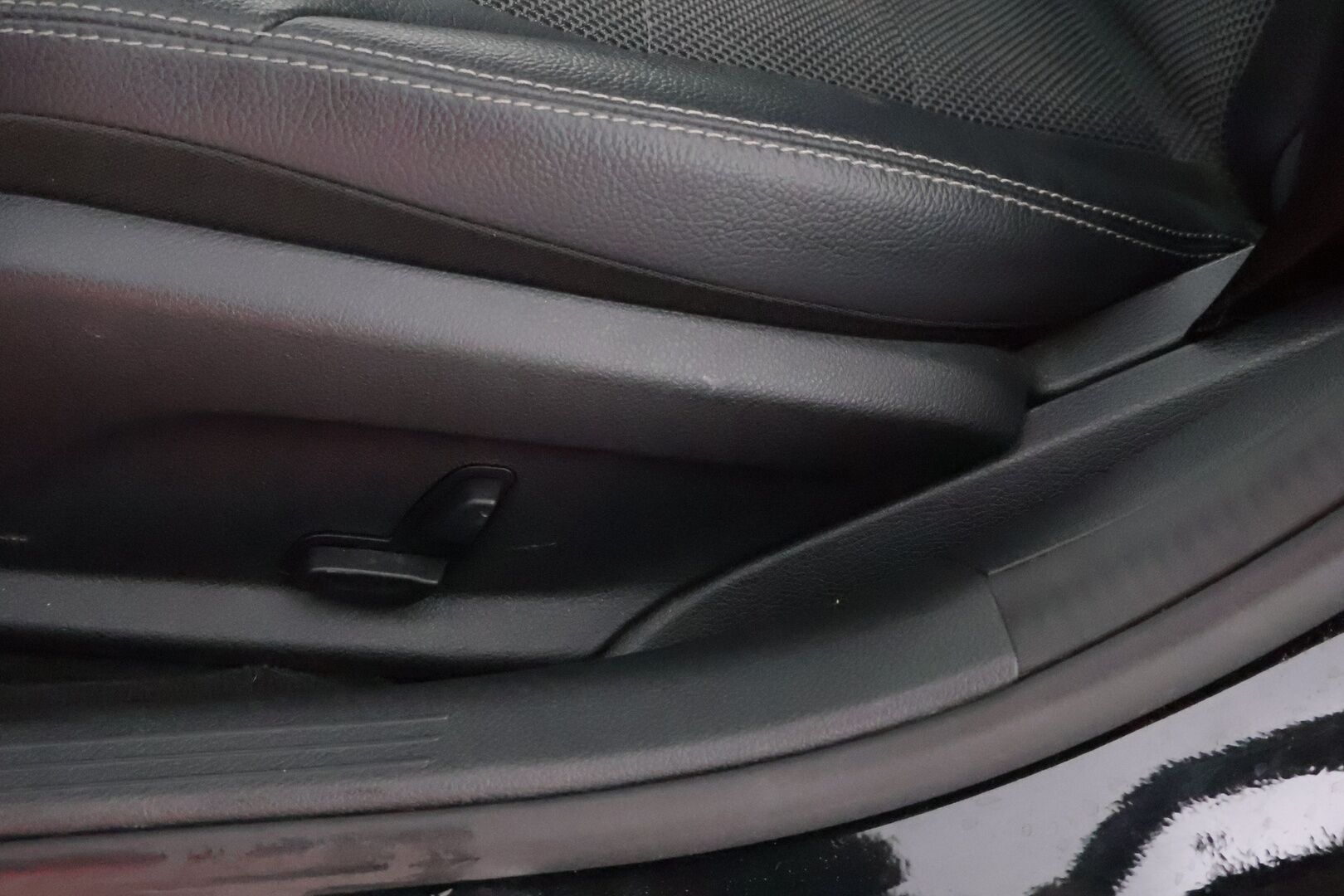 MERCEDES-BENZ C 2021 300e A Premium Business EQ Power * Vetokoukku / Peruutuskamera / Navi / Sähköluukku / LED High Performance / - Puolinahkasisusta / Sporttipenkit / Juuri tullut Tampereelle!