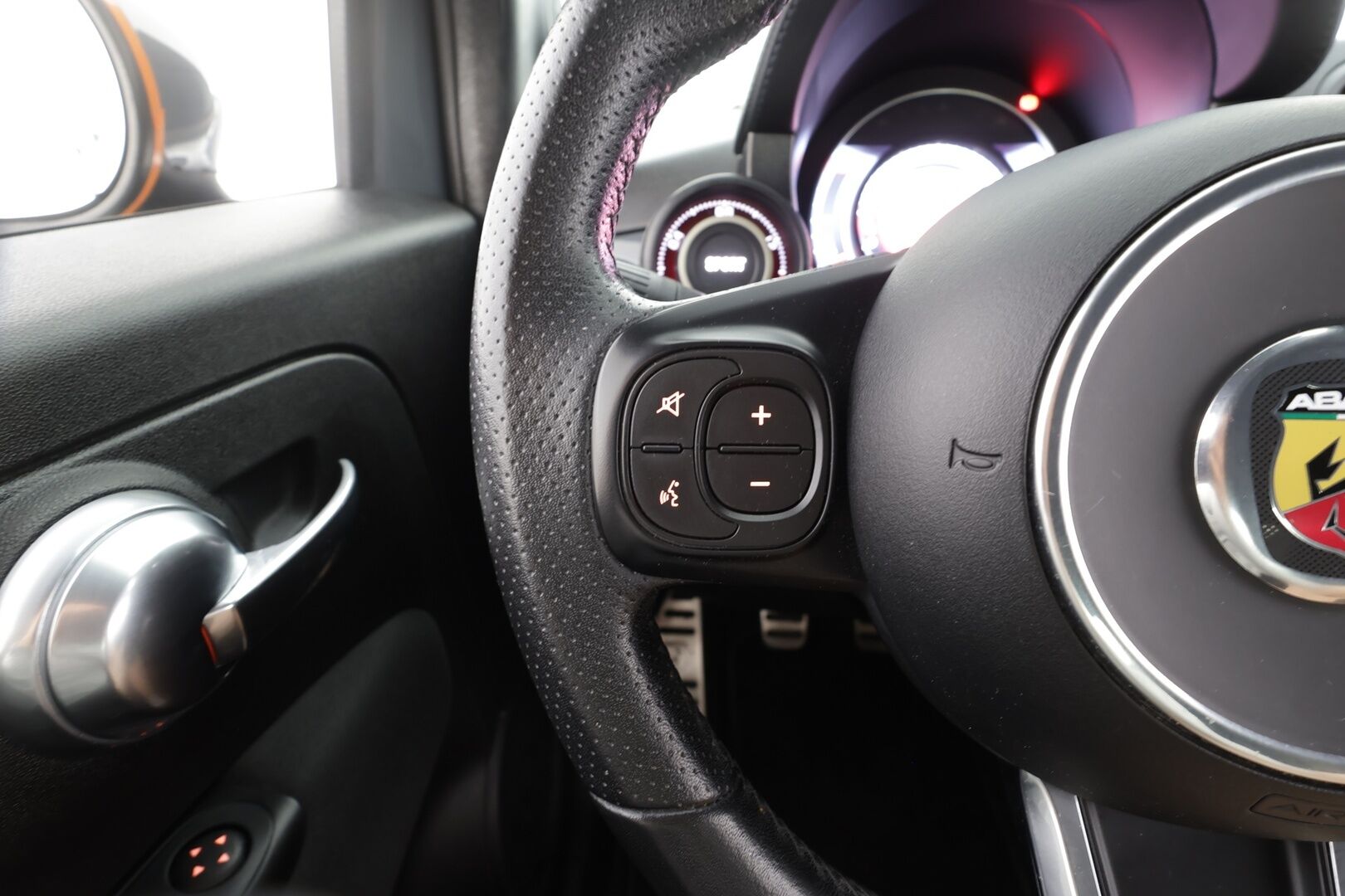 FIAT-ABARTH 500 2018 595 - Facelift | Digimittaristo | Bluetooth audio & Handsfree | Ahtopainemittari | Ilmastointi | 2x renkaat aluin | Huoltokirja | Näyttävä!
