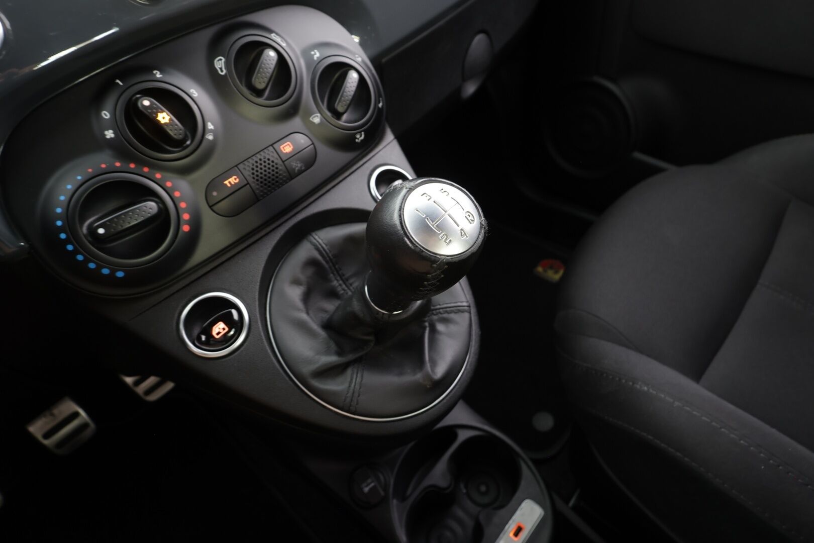 FIAT-ABARTH 500 2018 595 - Facelift | Digimittaristo | Bluetooth audio & Handsfree | Ahtopainemittari | Ilmastointi | 2x renkaat aluin | Huoltokirja | Näyttävä!