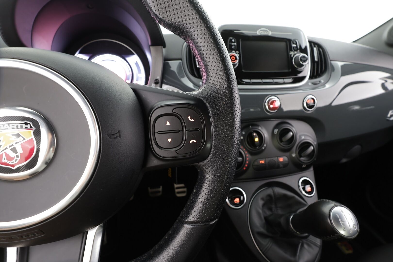 FIAT-ABARTH 500 2018 595 - Facelift | Digimittaristo | Bluetooth audio & Handsfree | Ahtopainemittari | Ilmastointi | 2x renkaat aluin | Huoltokirja | Näyttävä!