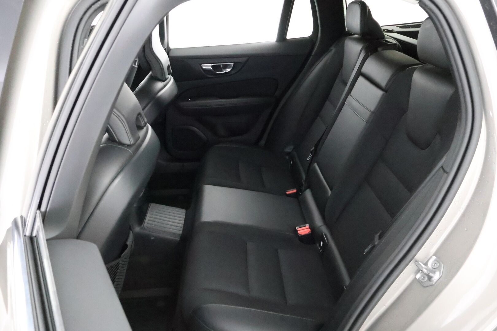 Volvo V60 2020 T6 TwE AWD Momentum aut *Webasto / Adapt.Vakkari / P.Kamera / Vetokoukku / Puolinahat / BLIS / Sähköluukku* - Jakopää juuri tehty / 2x Renkaat aluvantein / Juuri tullut Tampereelle! - HULLU BLACKWEEK KORKOTARJOUS 2,49%