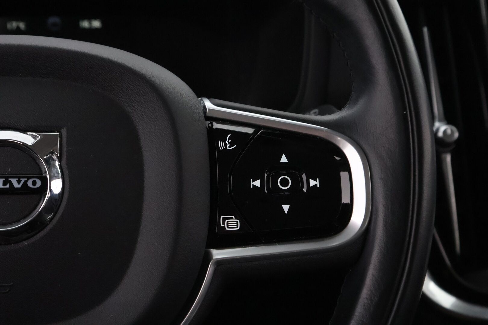 Volvo V60 2020 T6 TwE AWD Momentum aut *Webasto / Adapt.Vakkari / P.Kamera / Vetokoukku / Puolinahat / BLIS / Sähköluukku* - Jakopää juuri tehty / 2x Renkaat aluvantein / Juuri tullut Tampereelle! - HULLU BLACKWEEK KORKOTARJOUS 2,49%