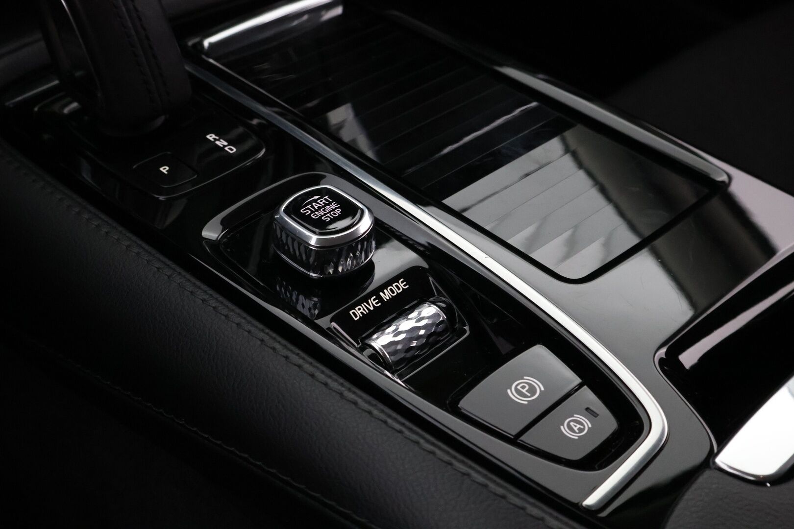 Volvo V60 2020 T6 TwE AWD Momentum aut *Webasto / Adapt.Vakkari / P.Kamera / Vetokoukku / Puolinahat / BLIS / Sähköluukku* - Jakopää juuri tehty / 2x Renkaat aluvantein / Juuri tullut Tampereelle! - HULLU BLACKWEEK KORKOTARJOUS 2,49%