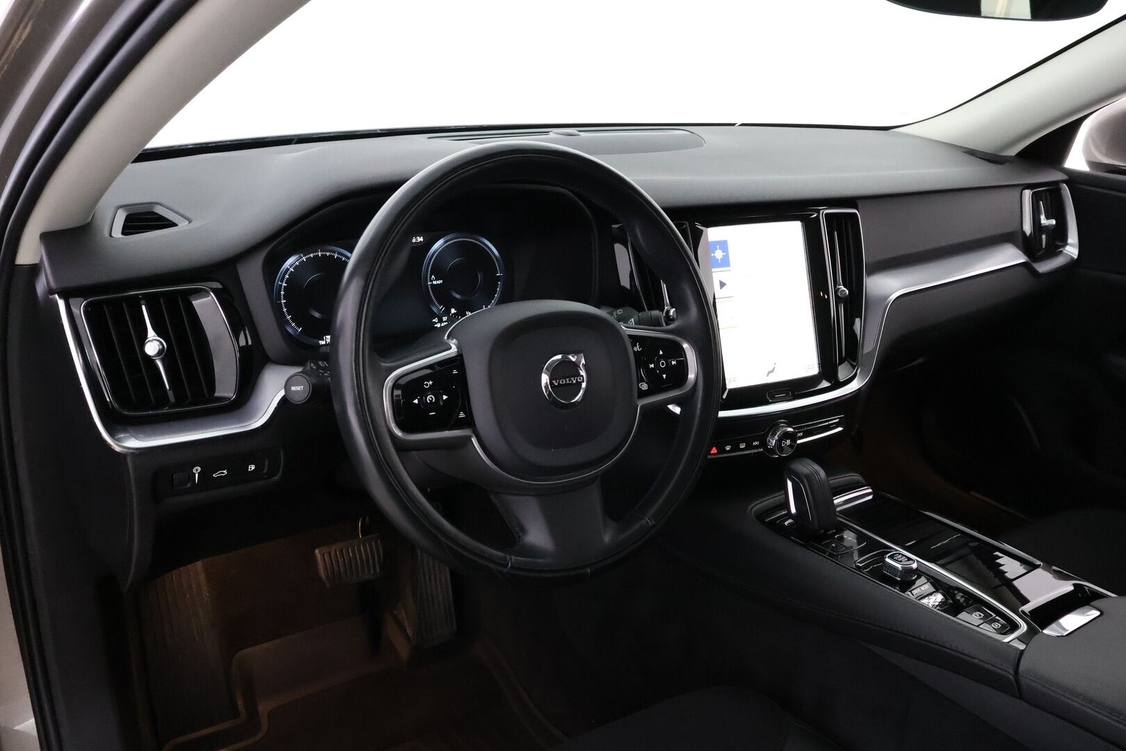 Volvo V60 2020 T6 TwE AWD Momentum aut *Webasto / Adapt.Vakkari / P.Kamera / Vetokoukku / Puolinahat / BLIS / Sähköluukku* - Jakopää juuri tehty / 2x Renkaat aluvantein / Juuri tullut Tampereelle! - HULLU BLACKWEEK KORKOTARJOUS 2,49%