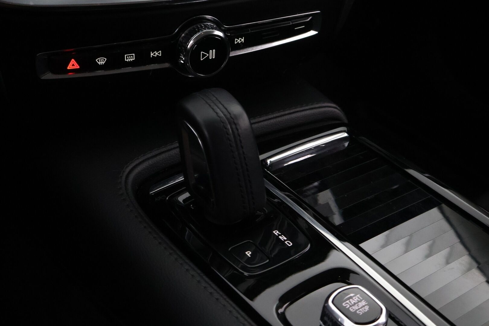 Volvo V60 2020 T6 TwE AWD Momentum aut *Webasto / Adapt.Vakkari / P.Kamera / Vetokoukku / Puolinahat / BLIS / Sähköluukku* - Jakopää juuri tehty / 2x Renkaat aluvantein / Juuri tullut Tampereelle! - HULLU BLACKWEEK KORKOTARJOUS 2,49%