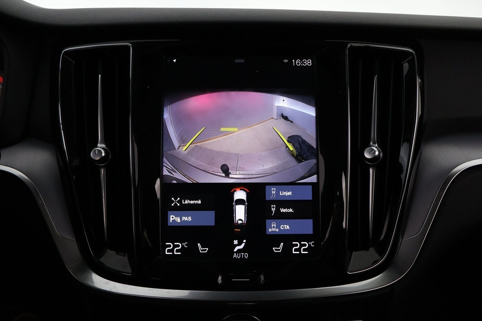 Volvo V60 2020 T6 TwE AWD Momentum aut *Webasto / Adapt.Vakkari / P.Kamera / Vetokoukku / Puolinahat / BLIS / Sähköluukku* - Jakopää juuri tehty / 2x Renkaat aluvantein / Juuri tullut Tampereelle! - HULLU BLACKWEEK KORKOTARJOUS 2,49%