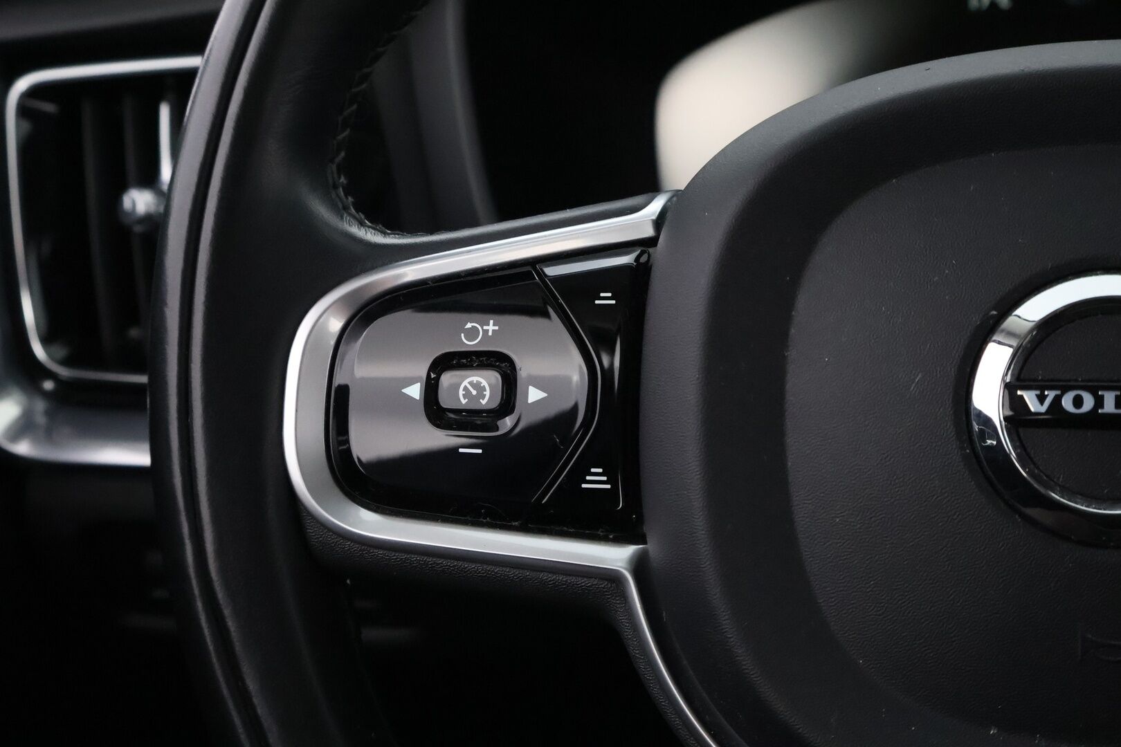 Volvo V60 2020 T6 TwE AWD Momentum aut *Webasto / Adapt.Vakkari / P.Kamera / Vetokoukku / Puolinahat / BLIS / Sähköluukku* - Jakopää juuri tehty / 2x Renkaat aluvantein / Juuri tullut Tampereelle! - HULLU BLACKWEEK KORKOTARJOUS 2,49%