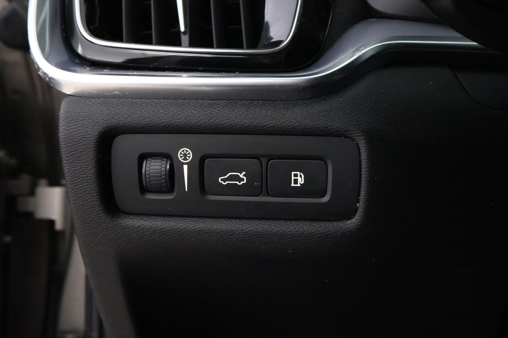 Volvo V60 2020 T6 TwE AWD Momentum aut *Webasto / Adapt.Vakkari / P.Kamera / Vetokoukku / Puolinahat / BLIS / Sähköluukku* - Jakopää juuri tehty / 2x Renkaat aluvantein / Juuri tullut Tampereelle! - HULLU BLACKWEEK KORKOTARJOUS 2,49%