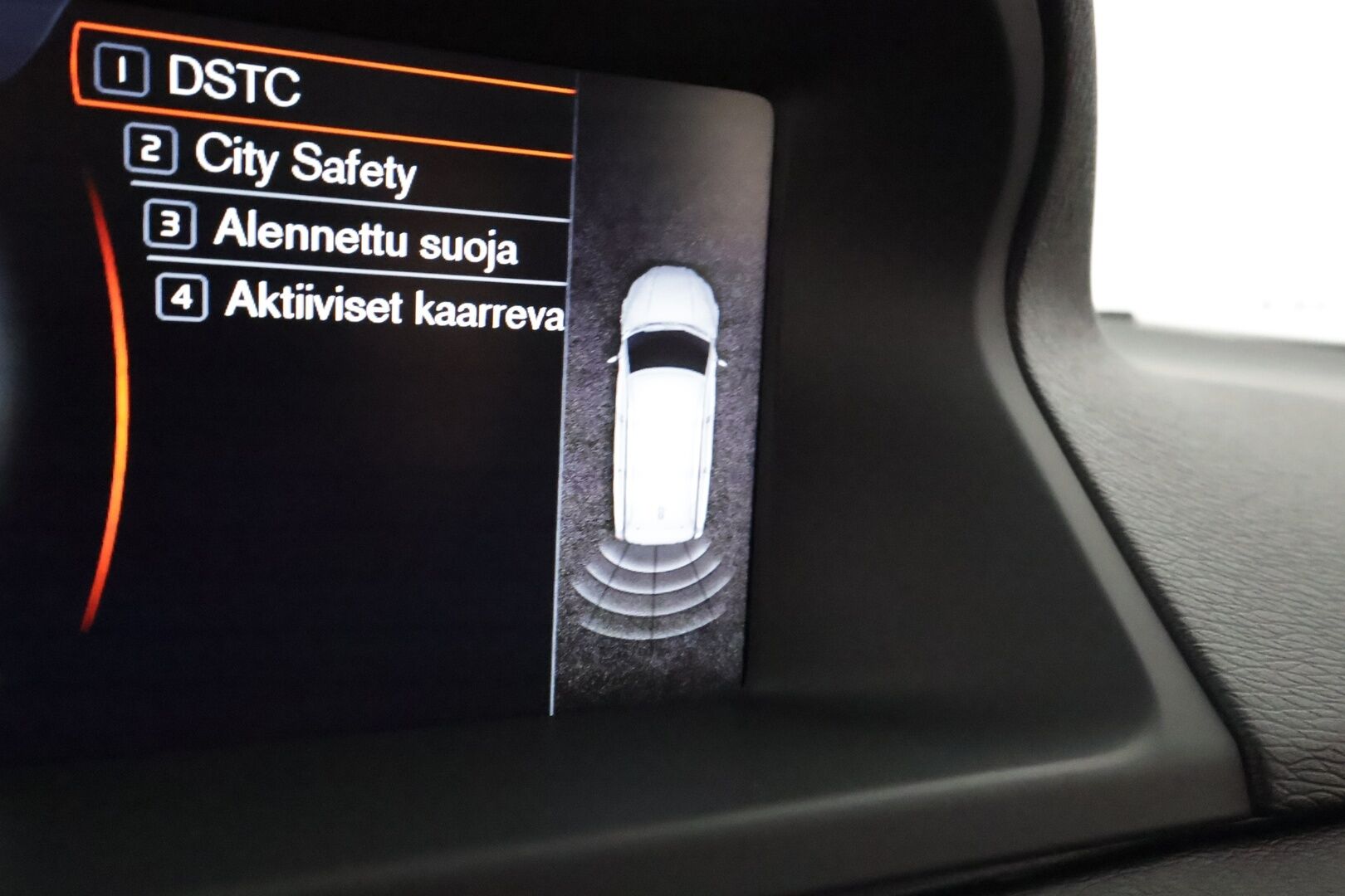 Volvo XC70 2014 D4 AWD Momentum - *Webasto / Koukku / P. tutka / Rattilämppäri / Bluetooth / Aut. Ilmastointi / 2x Renkaat*