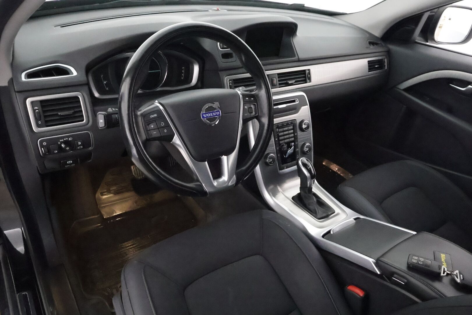 Volvo XC70 2014 D4 AWD Momentum - *Webasto / Koukku / P. tutka / Rattilämppäri / Bluetooth / Aut. Ilmastointi / 2x Renkaat*