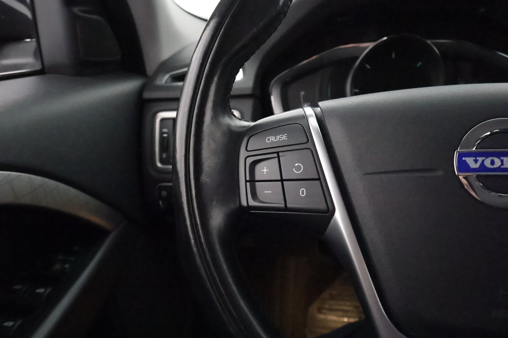 Volvo XC70 2014 D4 AWD Momentum - *Webasto / Koukku / P. tutka / Rattilämppäri / Bluetooth / Aut. Ilmastointi / 2x Renkaat*