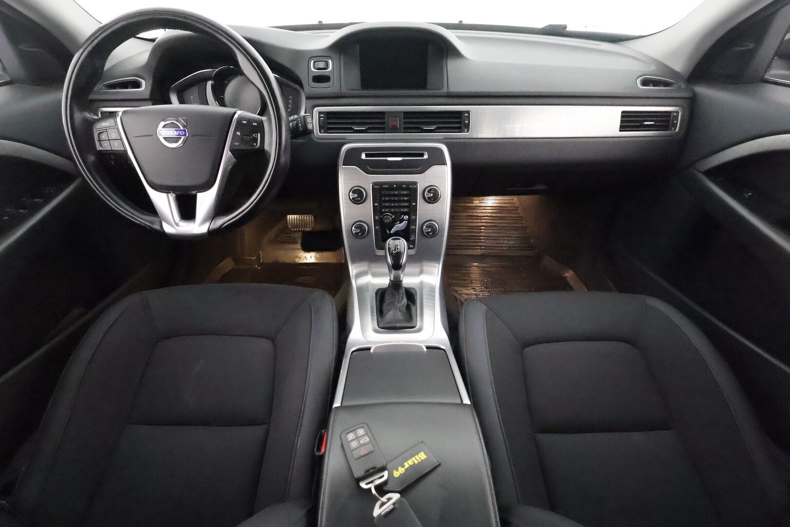 Volvo XC70 2014 D4 AWD Momentum - *Webasto / Koukku / P. tutka / Rattilämppäri / Bluetooth / Aut. Ilmastointi / 2x Renkaat*