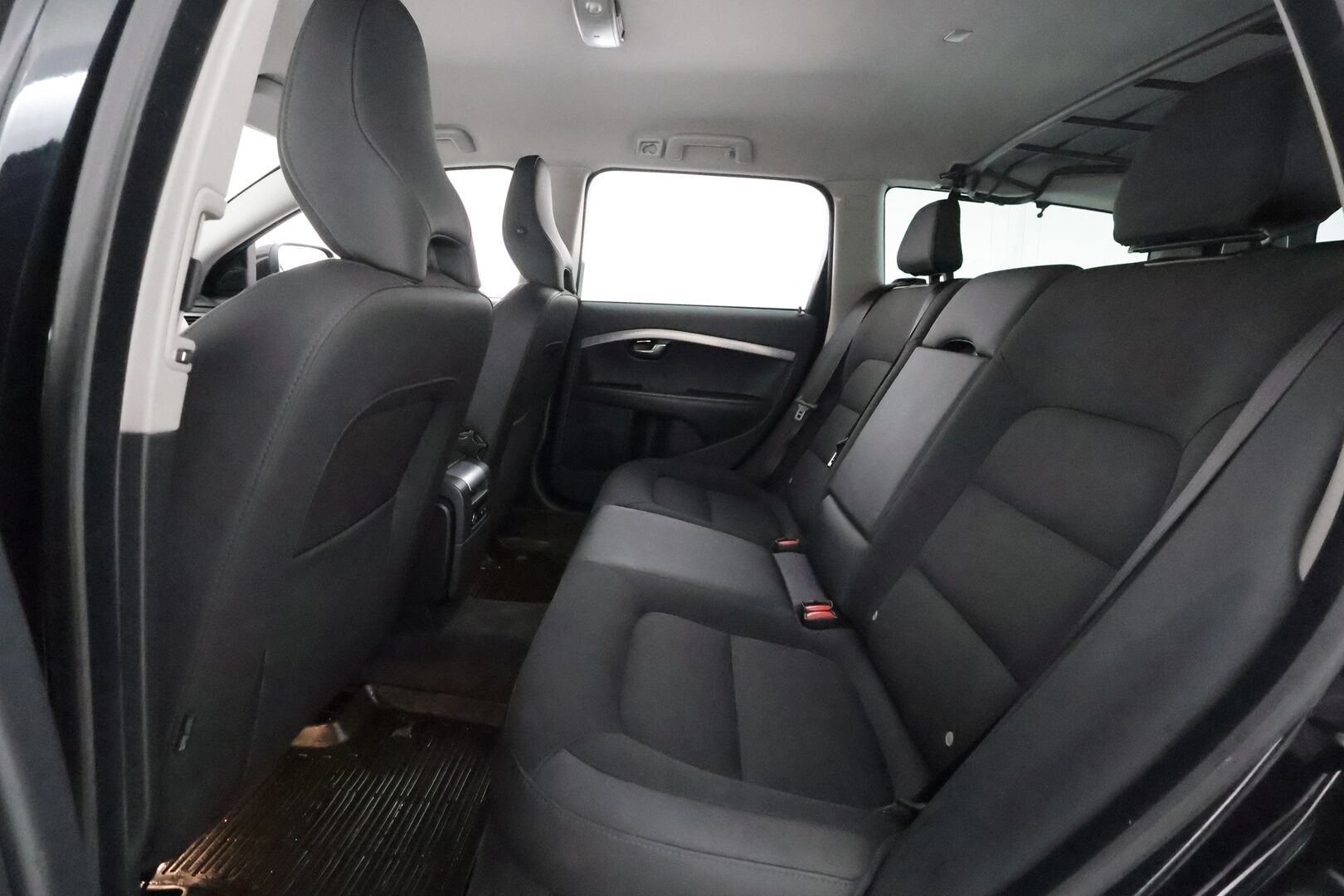 Volvo XC70 2014 D4 AWD Momentum - *Webasto / Koukku / P. tutka / Rattilämppäri / Bluetooth / Aut. Ilmastointi / 2x Renkaat*