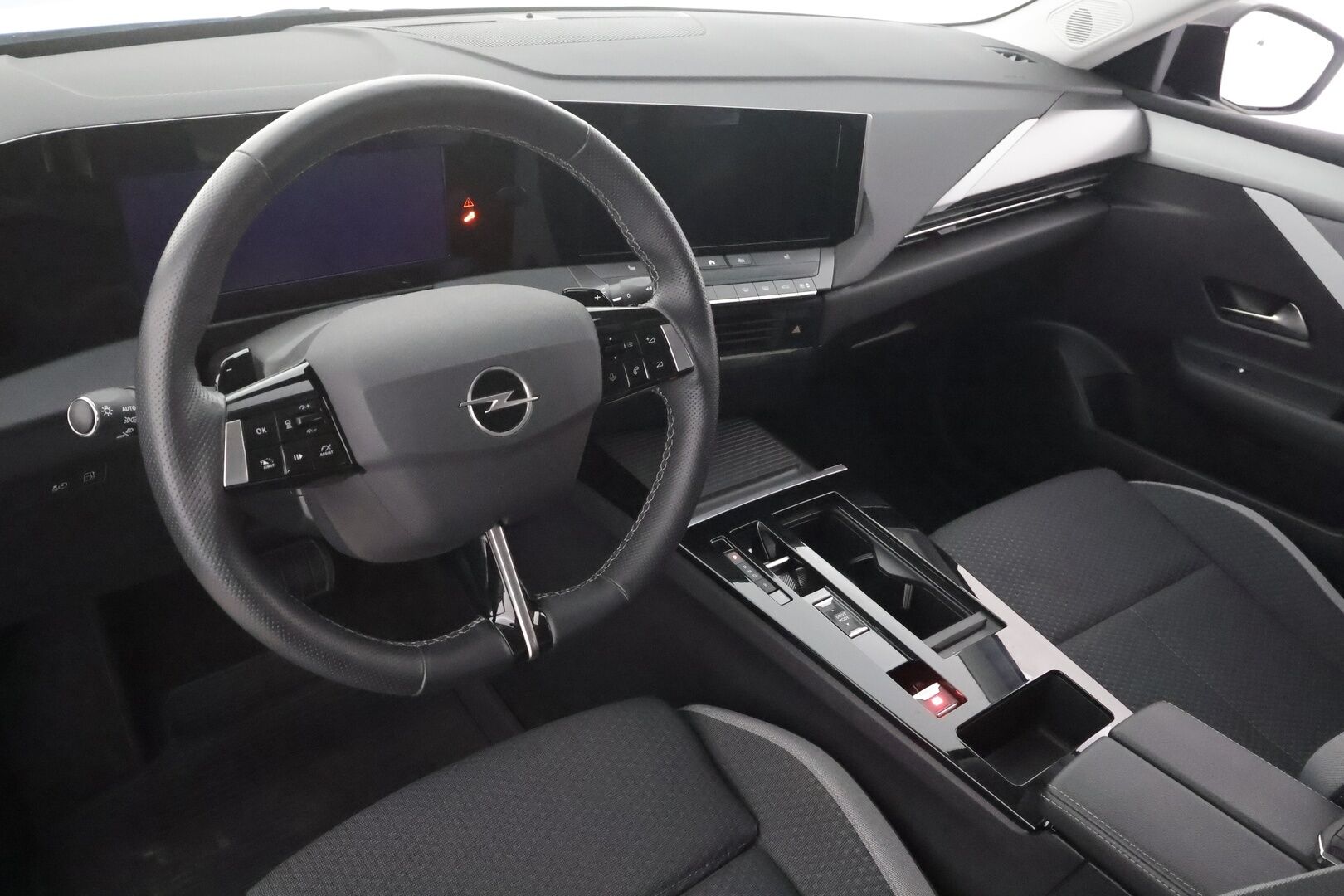 Opel Astra 2024 Edition Plug-in Hybrid 180 Sports Tourer Automaatti - | ACC | P.kamera | Sporttipenkki | LED | Kaistavahti | Lämm. ratti | Digimittaristo | Apple & Android | 1-om suomiauto | 2x renkaat aluin | 