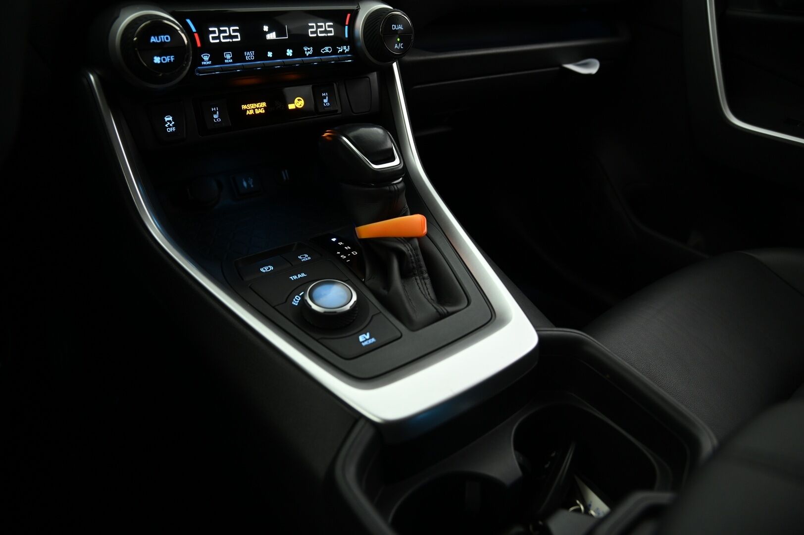 Toyota RAV4 2019 2,5 Hybrid AWD-i Executive *Webasto / Koukku / ACC / Nahkapenkit / Peruutuskamera / Tuulilasinlämmitys / Ratinlämmitin* - 3,99 % KORKOTARJOUS TÄHÄN AUTOON - Huippuvarusteilla / 2x Renkaat vanteineen / Kaukosäätöinen webasto!