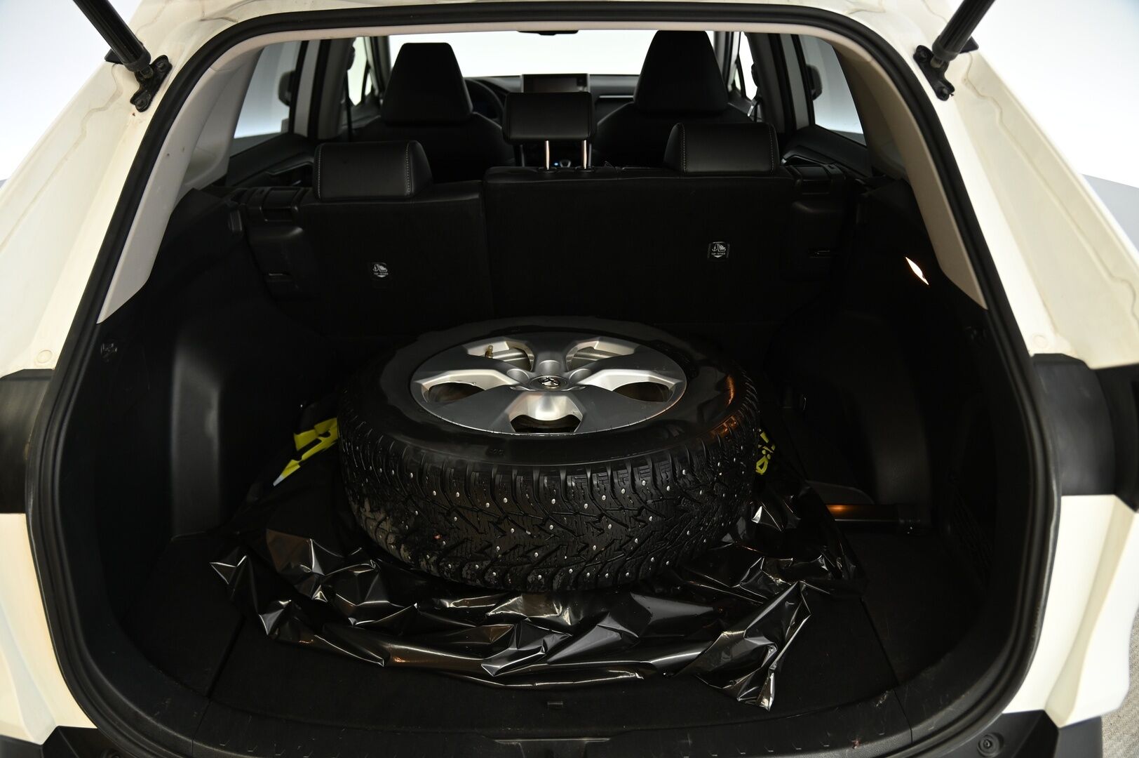 Toyota RAV4 2019 2,5 Hybrid AWD-i Executive *Webasto / Koukku / ACC / Nahkapenkit / Peruutuskamera / Tuulilasinlämmitys / Ratinlämmitin* - 3,99 % KORKOTARJOUS TÄHÄN AUTOON - Huippuvarusteilla / 2x Renkaat vanteineen / Kaukosäätöinen webasto!