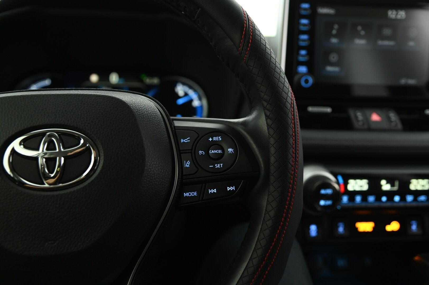 Toyota RAV4 2019 2,5 Hybrid AWD-i Executive *Webasto / Koukku / ACC / Nahkapenkit / Peruutuskamera / Tuulilasinlämmitys / Ratinlämmitin* - 3,99 % KORKOTARJOUS TÄHÄN AUTOON - Huippuvarusteilla / 2x Renkaat vanteineen / Kaukosäätöinen webasto!