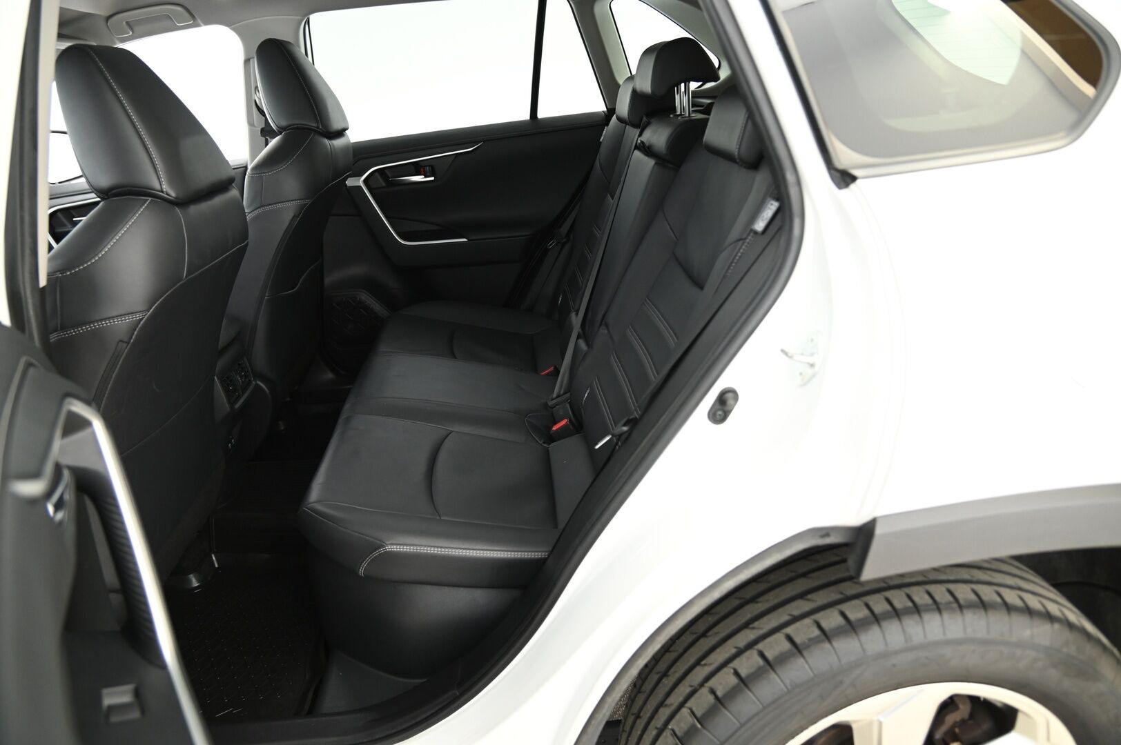 Toyota RAV4 2019 2,5 Hybrid AWD-i Executive *Webasto / Koukku / ACC / Nahkapenkit / Peruutuskamera / Tuulilasinlämmitys / Ratinlämmitin* - 3,99 % KORKOTARJOUS TÄHÄN AUTOON - Huippuvarusteilla / 2x Renkaat vanteineen / Kaukosäätöinen webasto!