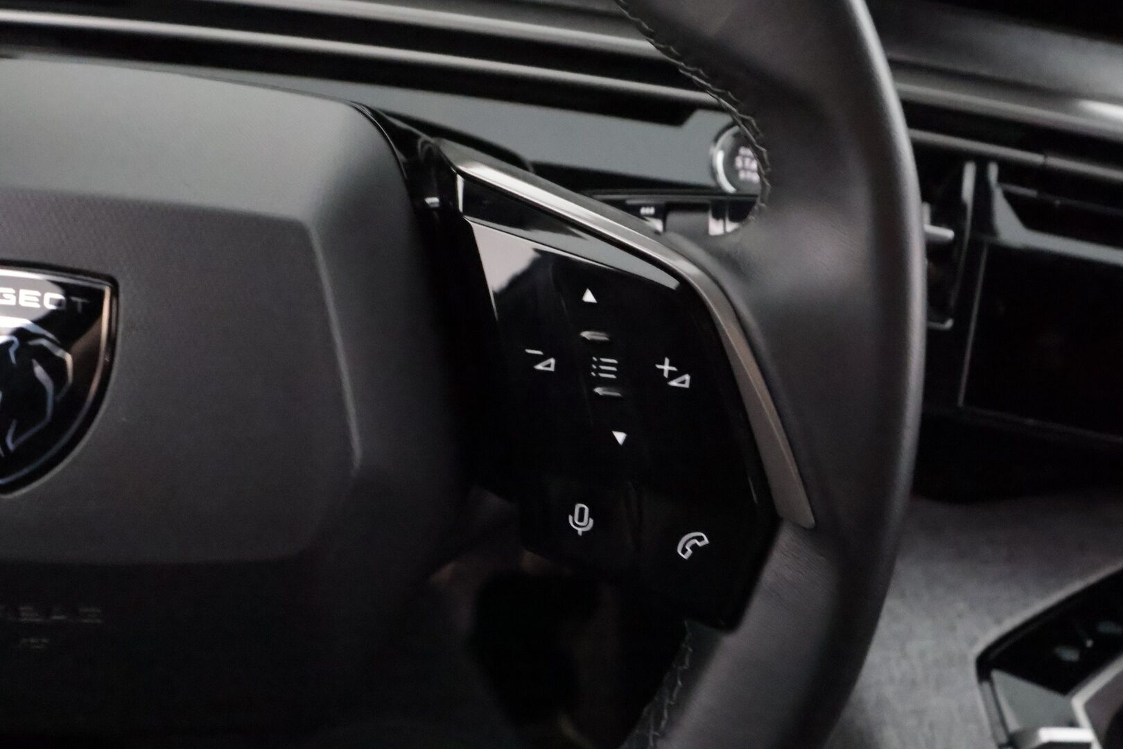 Peugeot E-3008 2025 Allure Launch Edition 73 kWh 210 Automaatti - | ACC | Puolinahat | 360° | LED | Lane Assist | BSM | RCTA | Apple & Android | Ambient light | Navi | Lämm. ratti | Suomiauto |