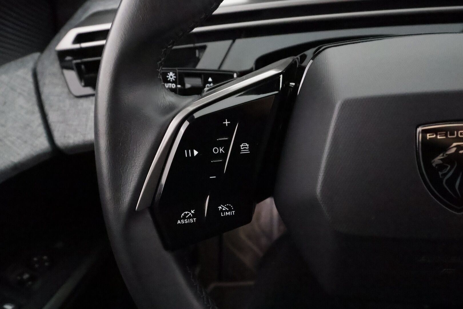 Peugeot E-3008 2025 Allure Launch Edition 73 kWh 210 Automaatti - | ACC | Puolinahat | 360° | LED | Lane Assist | BSM | RCTA | Apple & Android | Ambient light | Navi | Lämm. ratti | Suomiauto |