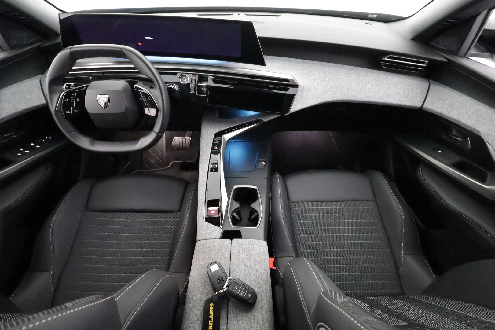 Peugeot E-3008 2025 Allure Launch Edition 73 kWh 210 Automaatti - | ACC | Puolinahat | 360° | LED | Lane Assist | BSM | RCTA | Apple & Android | Ambient light | Navi | Lämm. ratti | Suomiauto |