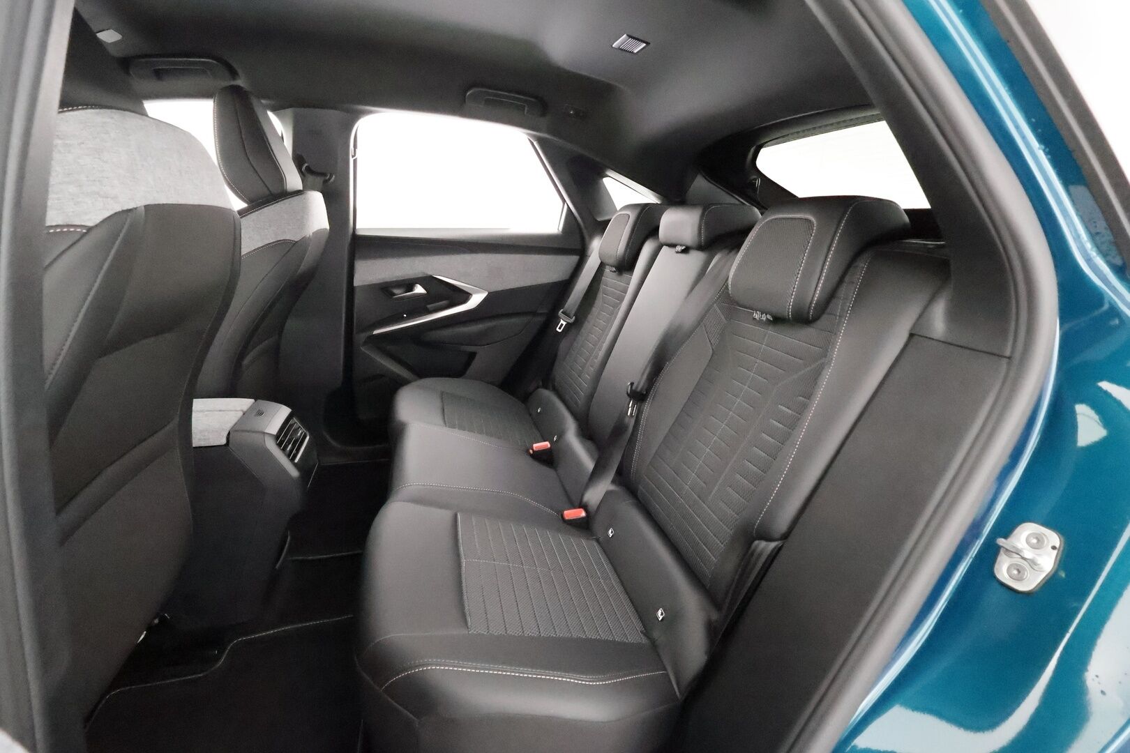 Peugeot E-3008 2025 Allure Launch Edition 73 kWh 210 Automaatti - | ACC | Puolinahat | 360° | LED | Lane Assist | BSM | RCTA | Apple & Android | Ambient light | Navi | Lämm. ratti | Suomiauto |