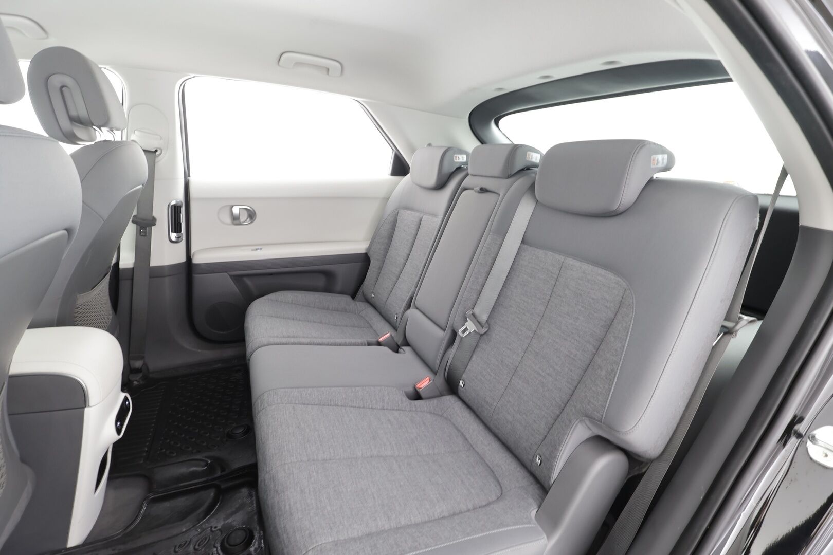 Hyundai IONIQ 5 2022 58 kWh 170hv Dynamic * ACC / P.kamera / ILP / LED / Navi / Ratinlämmitin * - Kahdet renkaat aluvanteilla / Merkkihuollettu