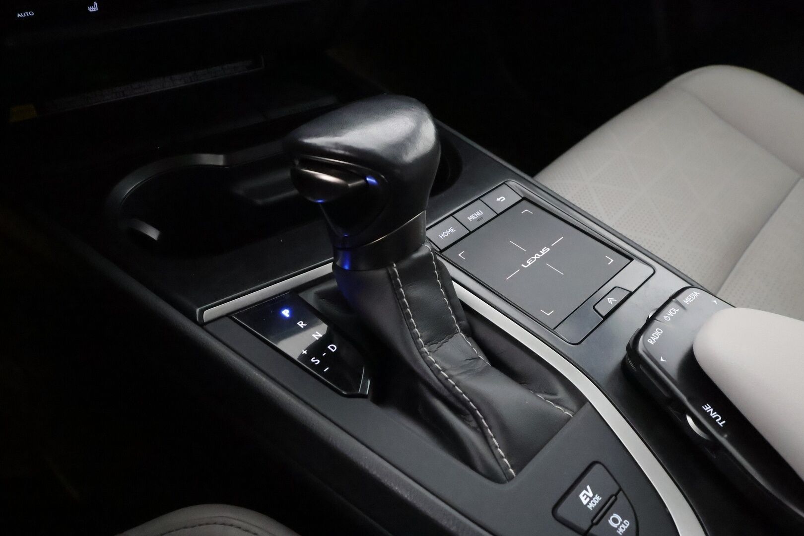 Lexus UX 2019 250h Premium - | ACC | Mark Levinson | Sähkönahat | Navi | LTA | LED | P.kamera | Keyless | Apple & Android | Lämm. ratti | Sähk. takaluukku | 2x renkaat aluin |