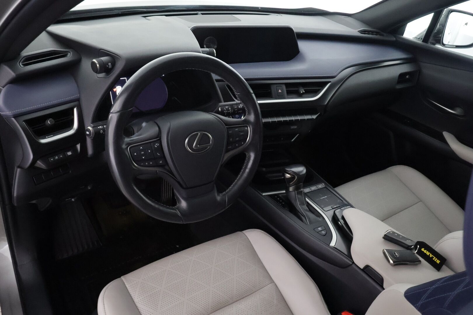Lexus UX 2019 250h Premium - | ACC | Mark Levinson | Sähkönahat | Navi | LTA | LED | P.kamera | Keyless | Apple & Android | Lämm. ratti | Sähk. takaluukku | 2x renkaat aluin |