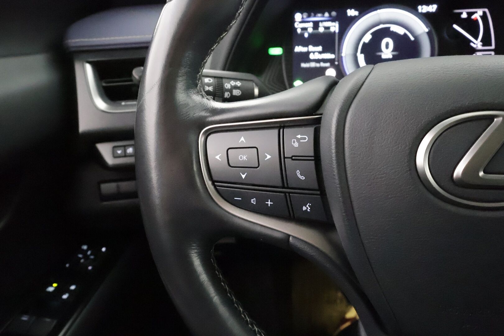 Lexus UX 2019 250h Premium - | ACC | Mark Levinson | Sähkönahat | Navi | LTA | LED | P.kamera | Keyless | Apple & Android | Lämm. ratti | Sähk. takaluukku | 2x renkaat aluin |