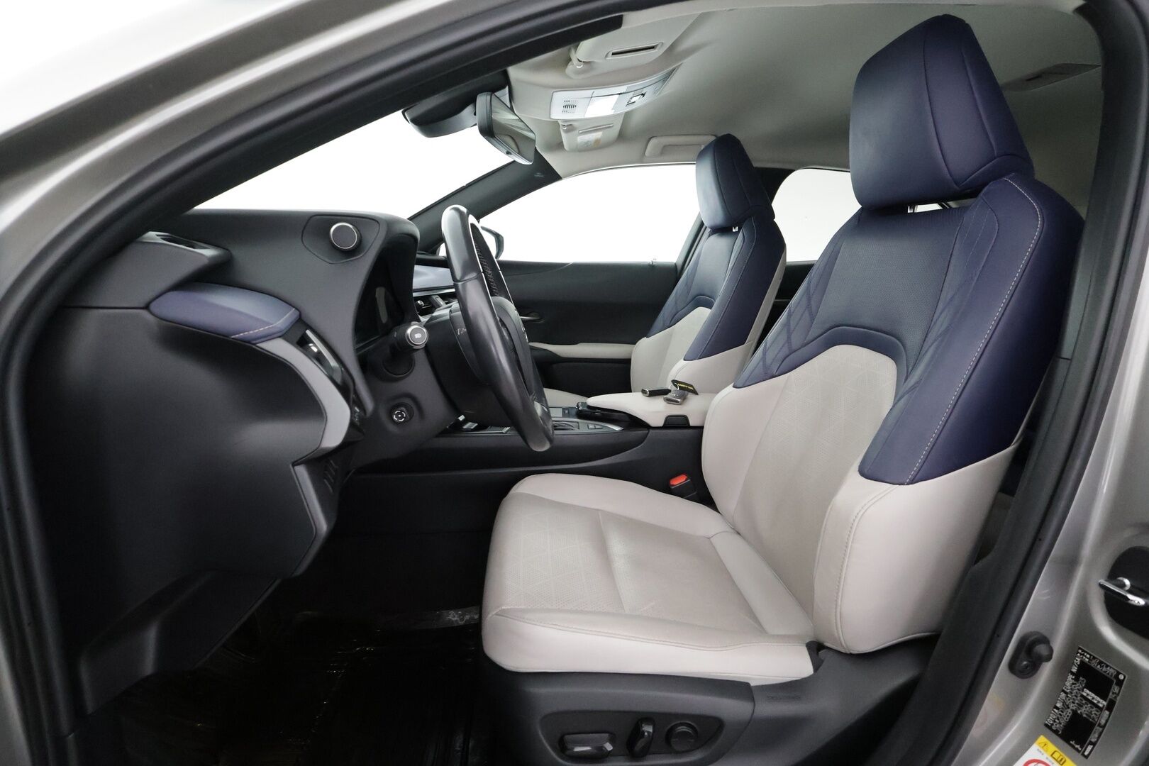 Lexus UX 2019 250h Premium - | ACC | Mark Levinson | Sähkönahat | Navi | LTA | LED | P.kamera | Keyless | Apple & Android | Lämm. ratti | Sähk. takaluukku | 2x renkaat aluin |