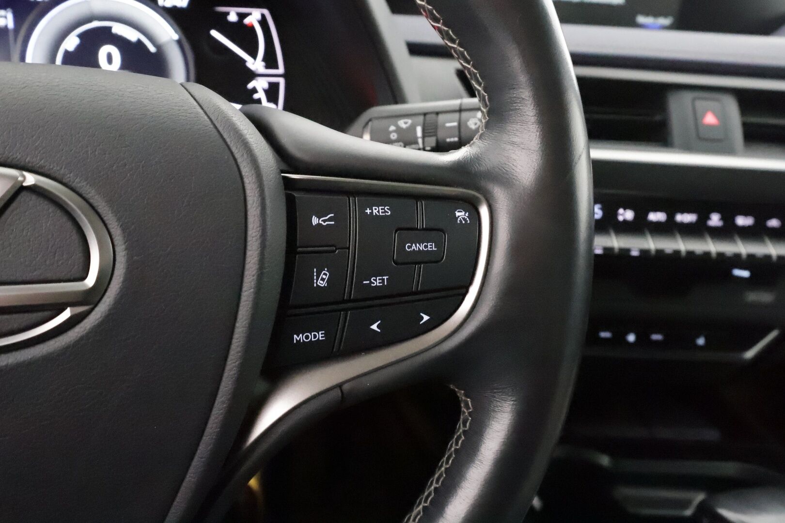 Lexus UX 2019 250h Premium - | ACC | Mark Levinson | Sähkönahat | Navi | LTA | LED | P.kamera | Keyless | Apple & Android | Lämm. ratti | Sähk. takaluukku | 2x renkaat aluin |