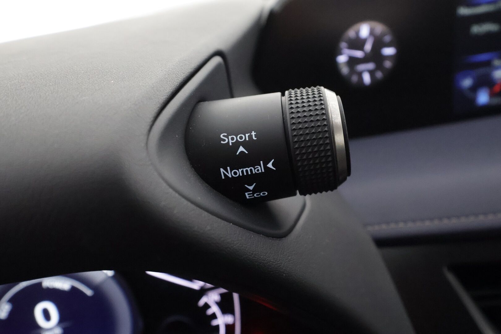 Lexus UX 2019 250h Premium - | ACC | Mark Levinson | Sähkönahat | Navi | LTA | LED | P.kamera | Keyless | Apple & Android | Lämm. ratti | Sähk. takaluukku | 2x renkaat aluin |