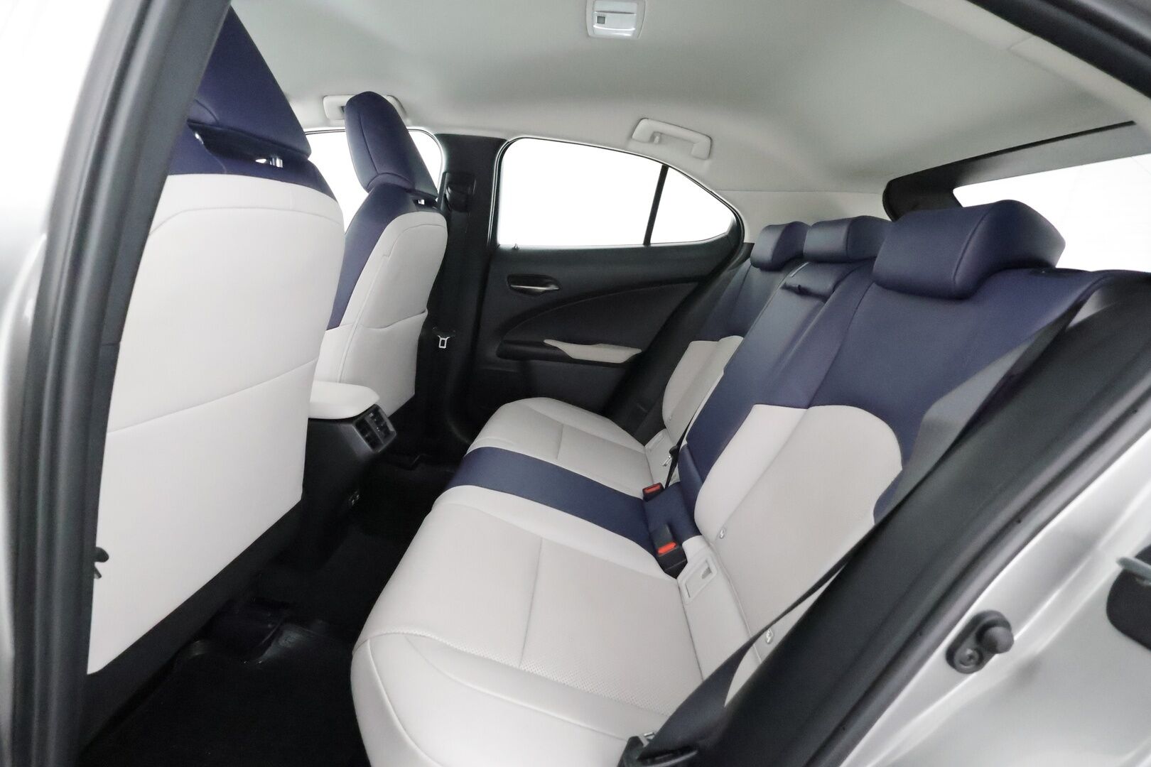 Lexus UX 2019 250h Premium - | ACC | Mark Levinson | Sähkönahat | Navi | LTA | LED | P.kamera | Keyless | Apple & Android | Lämm. ratti | Sähk. takaluukku | 2x renkaat aluin |