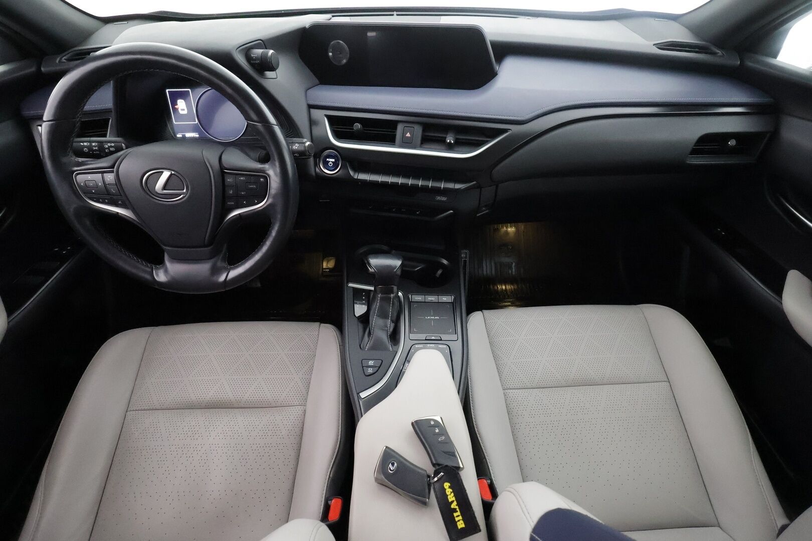 Lexus UX 2019 250h Premium - | ACC | Mark Levinson | Sähkönahat | Navi | LTA | LED | P.kamera | Keyless | Apple & Android | Lämm. ratti | Sähk. takaluukku | 2x renkaat aluin |